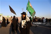 پیاده روی زائرین اربعین حسینی به یاد رهبر شهید انقلاب