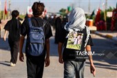 پیاده روی زائرین اربعین حسینی به یاد رهبر شهید انقلاب