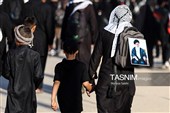 پیاده روی زائرین اربعین حسینی به یاد رهبر شهید انقلاب