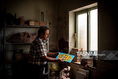 استاد علی تعبدی متولد ۱۳۳۷ شیراز شاخص ترین استاد پیشکسوت ایران در رشته هنری کاشی هفت رنگ است.علی تعبدی که دانشنامه زنده و سیار هنر کاشی هفت رنگ در ایران است در کنار برادر فقید و هنرمند زنده یاد حسین تعبدی و استادان بزرگی نظیر کریم فغفوری و صدراله اوجی از کاشیکاران نامدار شیراز در دهه های اخیر بوده و در جوانی به استادی رسید و در تعمیرات و بازسازی کاشی های اماکن مهم تاریخی از جمله حسینیه قوام، باغ نظر، باغ عفیف آباد و مساجد و حرمهای مطهر امامزادگان بزرگوار شیراز سومین حرم اهل بیت علیهم السلام و خانه های تاریخی و با ارزش بافت قدیم شیراز از جمله خانه تاریخی «راد» نقش آفرین بوده است.