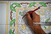رنگ آمیزی نقوش کاشی هفت رنگ توسط استاد کار 