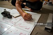 قلم گیری نقوش پس از انتقال نقش اولیه روی لعاب کاشی 