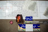 قلم گیری نقوش پس از انتقال نقش اولیه روی لعاب کاشی 