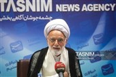 دشمن از ابزارهای مختلف برای انحراف جامعه استفاده می‌کند