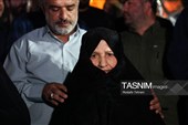 حضور مادر  شهید امیر علی حاجی زاده فرمانده شهید نیروی هوا و فضا سپاه پاسداران انقلاب اسلامی در دویستُمین شب حماسه حضور در میدان ابوذر تهران