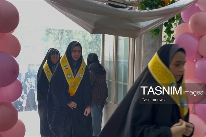 ادای احترام دانش آموزان قمی به شهدای دانش‌آموز