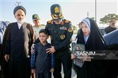 بدرقه فرزندان شهدا تا مدرسه