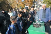 بدرقه فرزندان شهدا تا مدرسه