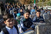 بدرقه فرزندان شهدا تا مدرسه