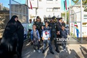 بدرقه فرزندان شهدا تا مدرسه