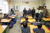بدرقه فرزندان شهدا تا مدرسه