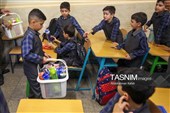 بدرقه فرزندان شهدا تا مدرسه