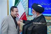 نشان خادمی مسجد جمکران بر سینه محمد گلریز نشست+ عکس