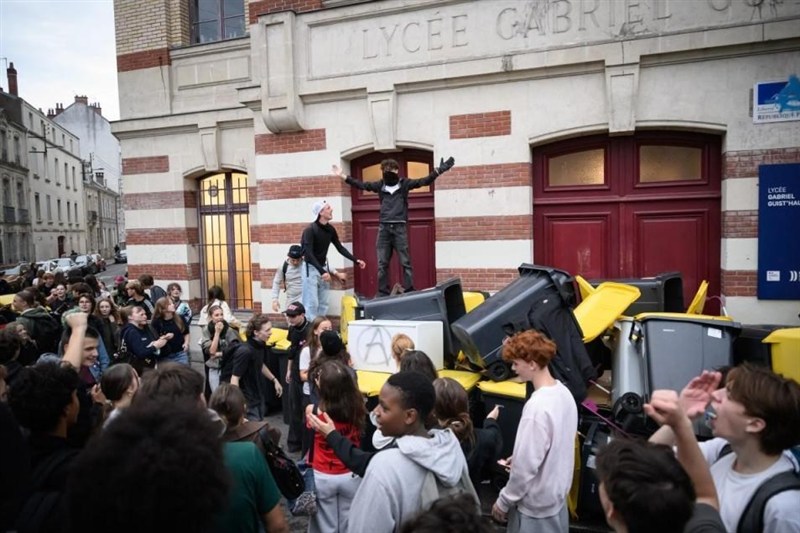 French Teens Blockade Schools As Unions Vow Day of ‘Anger’ over Cost-Cutting Budget