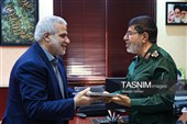 اهدای لوح و تقدیر از مجید قلی زاده مدیر عامل خبرگزاری تسنیم توسط  سردار رمضان شریف، رئیس مرکز اسناد و تحقیقات دفاع مقدس