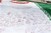 اهتزاز پرچم مزین به امضای مادران شهدای میناب در شریف