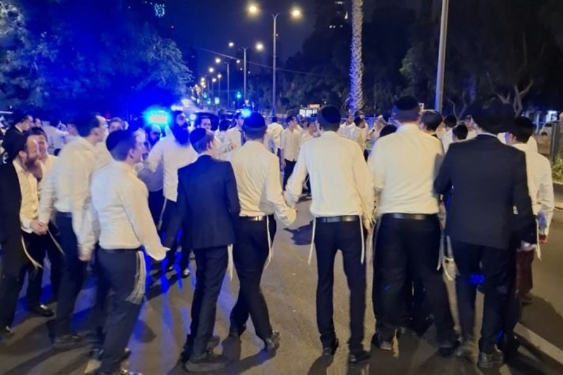 بحران در رژیم صهیونیستی؛ اعتراضات خیابانی حریدی‌ها ادامه دارد حریدی‌های صهیونیست فریاد «ترجیح می‌دهیم بمیریم تا اینکه به خدمت سربازی برویم» سر دادند.