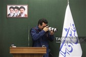 یک عکاس خبری در حال فعالیت در  جلسه علنی - مجازی مجلس
