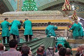 تنظیف ضریح مطهر امام رضا علیه‌السلام