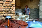 روستای تاریخی هزاوه واقع در استان مرکزی، یکی از قطب‌های اصلی تولید شیره انگور در کشور به شمار می‌رود که هر ساله همزمان با برداشت انگور، آیین سنتی شیره‌پزان در این روستا برگزار می‌شود.