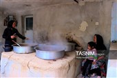روستای تاریخی هزاوه واقع در استان مرکزی، یکی از قطب‌های اصلی تولید شیره انگور در کشور به شمار می‌رود که هر ساله همزمان با برداشت انگور، آیین سنتی شیره‌پزان در این روستا برگزار می‌شود.