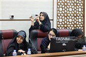 یک خبرنگار در حال فیلم برداری از نشست خبری امیر امید اردلان، معاون نیروی انسانی ارتش جمهوری اسلامی ایران