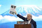 نمایش تصویر امام شهید و نوه 14 ماهه ایشان در نشست بین‌المجالس جهانی