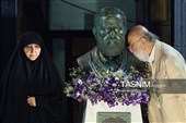 بوسه مهدی چمران رییس شورای اسلامی شهر تهران بر سردیس سردار شهید «حاج رمضان» و  سعیده سالاری،همسر سردار شهید  محمدسعید ایزدی (حاج رمضان)