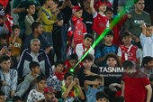 انداختن لیزر به سمت بازیکنان و عکاسان کنار زمین توسط تعدادی از تماشاگران