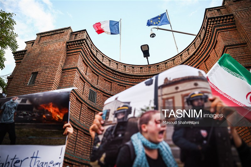 تجمع اعتراضی مقابل سفارت فرانسه در تهران