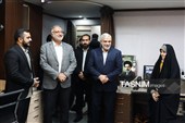 علیرضا زاکانی شهردار تهران و مجید قلی زاده مدیر عامل خبرگزاری تسنیم در حاشیه بازدید از تحریریه بانوان  این خبرگزاری