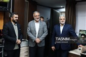 علیرضا زاکانی شهردار تهران و مجید قلی زاده مدیر عامل خبرگزاری تسنیم در حاشیه بازدید از تحریریه بانوان  این خبرگزاری