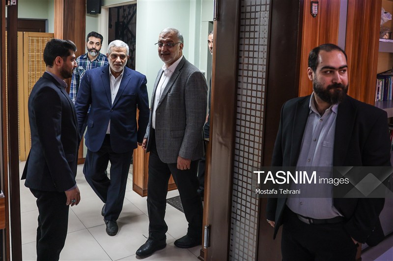 علیرضا زاکانی شهردار تهران و مجید قلی زاده مدیر عامل خبرگزاری تسنیم در حاشیه بازدید از تحریریه این خبرگزاری