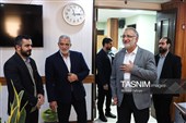علیرضا زاکانی شهردار تهران،مجید قلی زاده مدیر عامل،کیان عبداللهی سر دبیر خبرگزاری تسنیم در حاشیه بازدید از تحریریه  این خبرگزاری