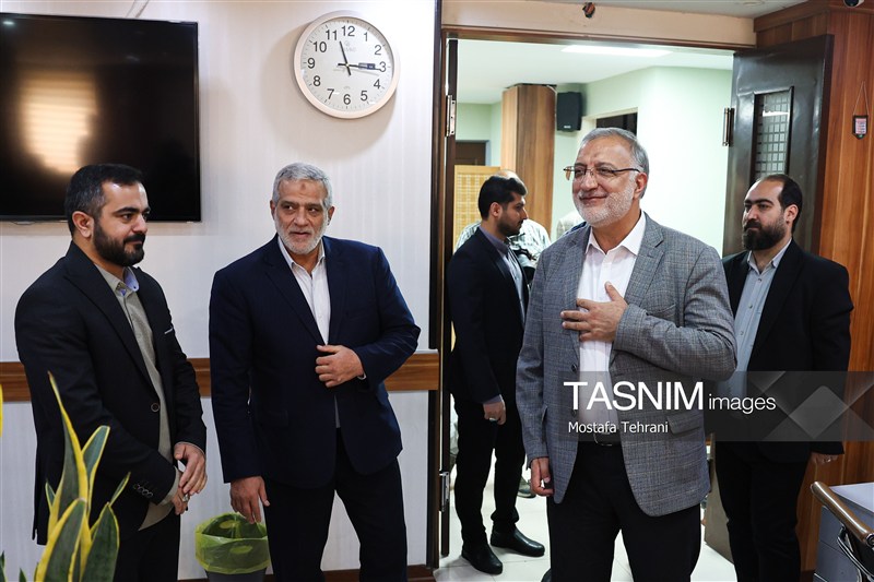 علیرضا زاکانی شهردار تهران،مجید قلی زاده مدیر عامل،کیان عبداللهی سر دبیر خبرگزاری تسنیم در حاشیه بازدید از تحریریه  این خبرگزاری
