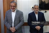 علیرضا زاکانی شهردار تهران و مجید قلی زاده مدیر عامل خبرگزاری تسنیم در حاشیه بازدید از تحریریه این خبرگزاری