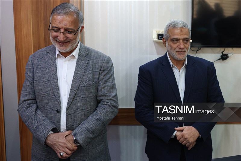 علیرضا زاکانی شهردار تهران و مجید قلی زاده مدیر عامل خبرگزاری تسنیم در حاشیه بازدید از تحریریه این خبرگزاری