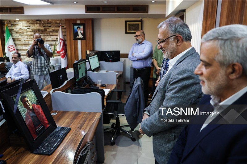 ادای احترام علیرضا زاکانی شهردار تهران به مرحوم مهدی علیرضایی خبرنگار فقید حوزه شهری خبرگزاری تسنیم