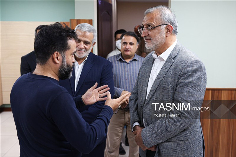 علیرضا زاکانی شهردار تهران و مجید قلی زاده مدیر عامل خبرگزاری تسنیم در حاشیه بازدید از تحریریه این خبرگزاری