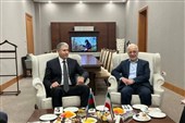 مومنی در بدو ورود به باکو: توسعه روابط با همسایگان اولویت ایران است