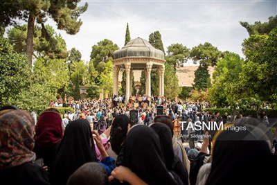Hafız-ı Şirazı'nin Türbesinde Çiçek Sunma Töreni