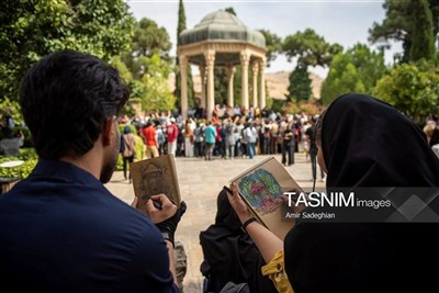 مراسم نثـر الورود على ضریح الشاعر حافظ الشیرازی