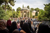 مراسم نثـر الورود على ضریح الشاعر حافظ الشیرازی