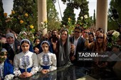 مراسم نثـر الورود على ضریح الشاعر حافظ الشیرازی