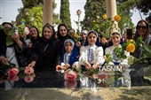 مراسم نثـر الورود على ضریح الشاعر حافظ الشیرازی