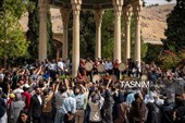 مراسم نثـر الورود على ضریح الشاعر حافظ الشیرازی
