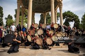 مراسم نثـر الورود على ضریح الشاعر حافظ الشیرازی