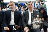 از راست: غلامرضا شنگی به عنوان سرپرست معاونت خدمات شهری و محیط زیست شهرداری تهران و اکبر نصراللهی رئیس دانشکده علوم اجتماعی، ارتباطات و رسانه