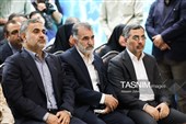 از راست: غلامرضا شنگی به عنوان سرپرست معاونت خدمات شهری و محیط زیست شهرداری تهران و اکبر نصراللهی رئیس دانشکده علوم اجتماعی، ارتباطات و رسانه و علیرضا فیروزفر، رییس دانشگاه آزاد واحد تهران مرکزی در مراسم رونمایی از یادمان شهدای دبستان شجره طیبه میناب در دانشگاه  آزاد تهران مرکزی