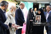 تقدیر از خانواد معظم شهدا در مراسم رونمایی از یادمان شهدای دبستان شجره طیبه میناب در دانشگاه  آزاد تهران مرکزی